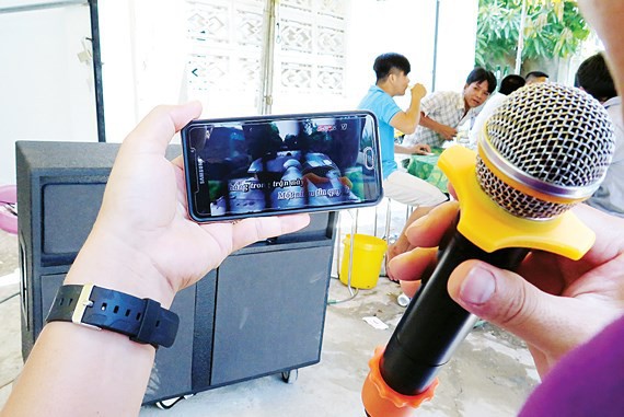 Hát karaoke với loa kéo di động