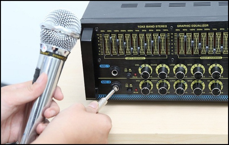 Vị trí của micro có thể làm amply bị sôi rè