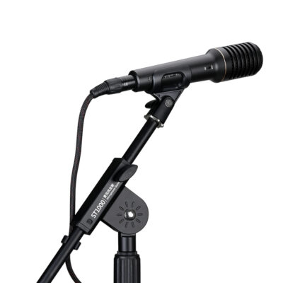 Micro cầm tay chuyên nghiệp PCM-5600 Gen 2 cố định trên giá đỡ chân đứng ST1000