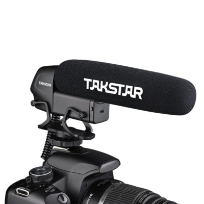 Phối cảnh 3/4 của micro Takstar SGC-600 khi được lắp đặt trên máy ảnh DSLR.