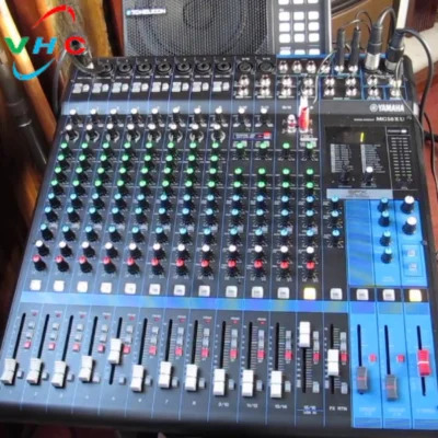 Bàn mixer analog Yamaha MG16XU 16 kênh chính hãng kèm logo Việt Hưng Audio đang kết nối dây cáp vận hành thực tế