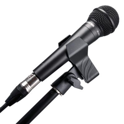 Micro cầm tay PC-K120 lắp vào kẹp đỡ stand và cắm dây cáp kết nối XLR canon.
